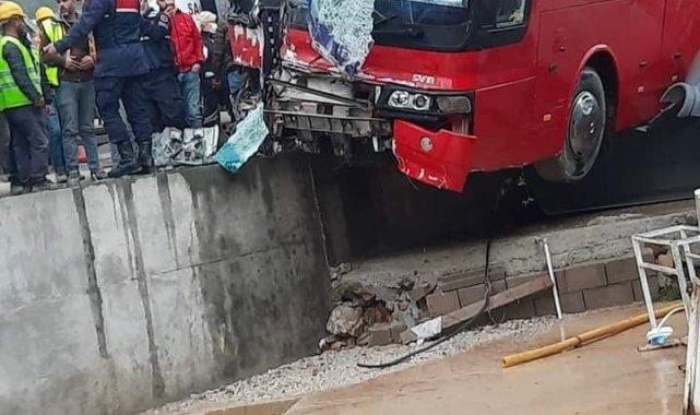 İşçi servisleri kafa kafaya çarpıştı