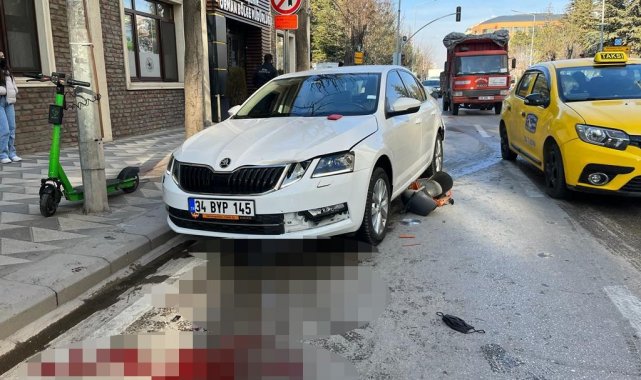 Işıklarda beklerken arabanın altında kalan kadın 10 metre sürüklendi