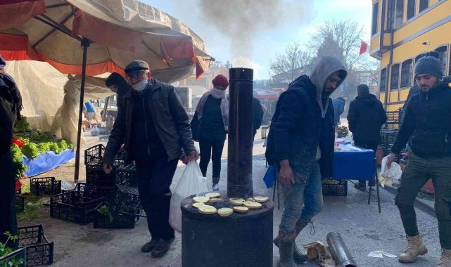 Isınmak için kurdukları sobanın üzerinde patates pişirdiler