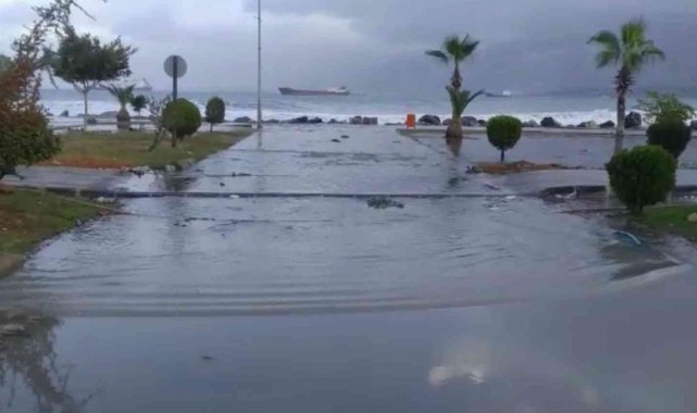 İskenderun'da deniz taştı