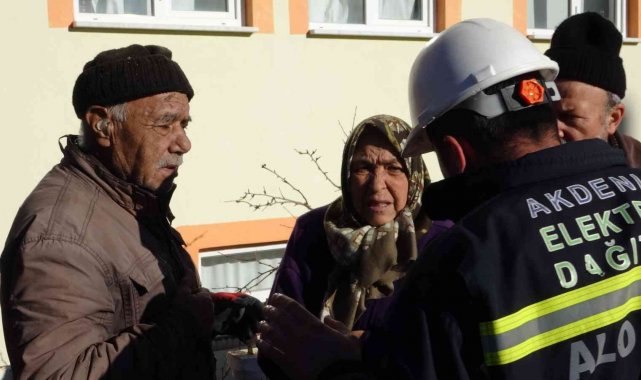 Isparta&#039;da evi yanan yaşlı çift kendilerini sokağa zor attı