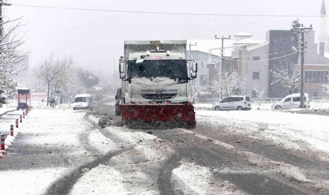 Isparta'da karla mücadelede 24 saat mesai