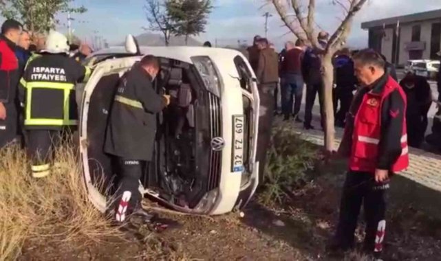 Isparta'da otomobil boş araziye uçtu: 2 yaralı