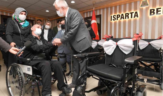 Isprarta Belediyesinden engelli vatandaşlara 80 tekerlekli sandalye hediyesi