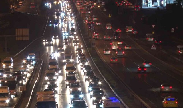 İstanbul&#039;da haftanın ilk gününde trafik yüzde 50&#039;ye ulaştı