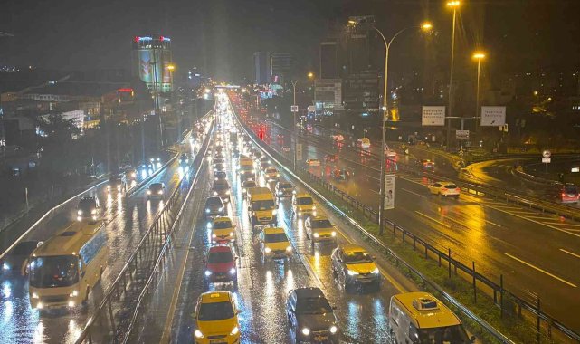 İstanbul'da yağmur trafiği vurdu, yoğunluk yüzde 60'ı gördü