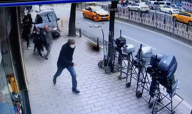 İstanbul&#039;un göbeğinde dehşet anları: Araç kaldırımdaki yayaların arasına daldı