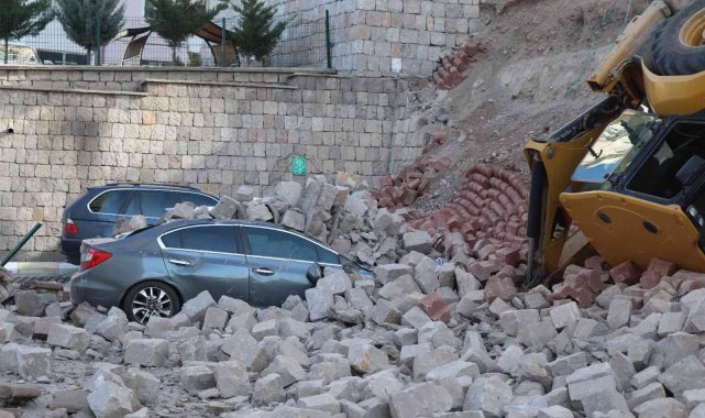 İstinat duvarı çöktü, iş makinesi aşağı düştü