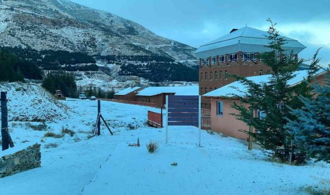 İzmir Bozdağ'a mevsimin ilk karı düştü