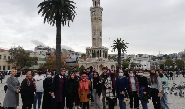 İzmir Büyükşehir Belediyesi kent turlarıyla gençlerin İzmir&#039;i tanımalarını sağlıyor