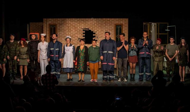 İzmir Şehir Tiyatroları ikinci oyunu ile seyirci karşısında