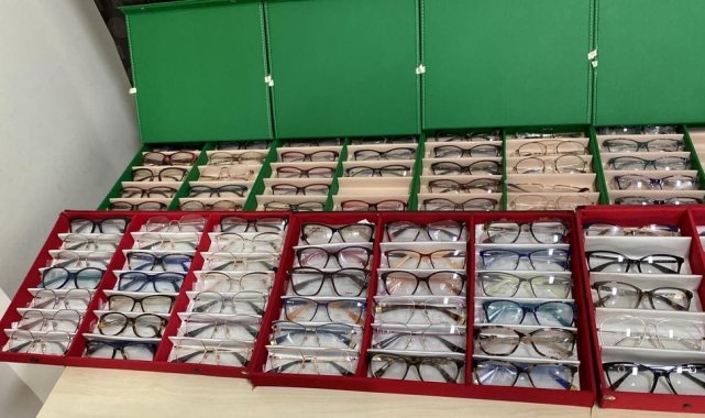 İzmir'de 600 bin TL değerinde kaçak gözlük ve gözlük çerçevesi ele geçirildi