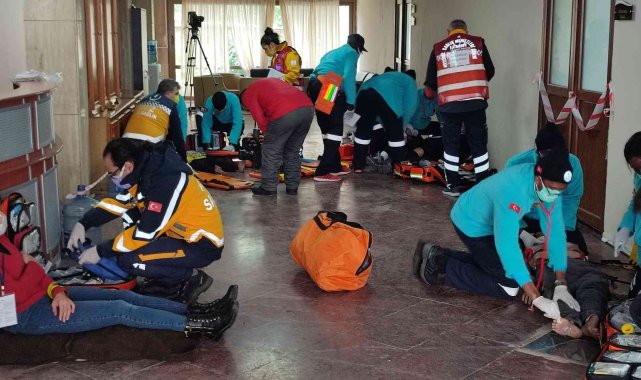 İzmir'de 9 ülkeden sağlık personellerinin katıldığı tatbikat gerçeği aratmadı