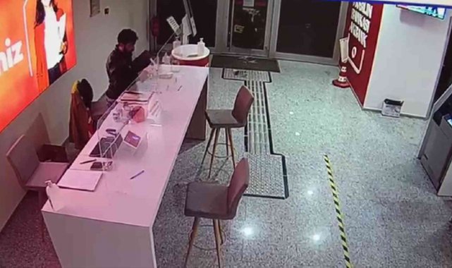 İzmir'de bankada yaşanan hırsızlık anı güvenlik kamerasına yansıdı