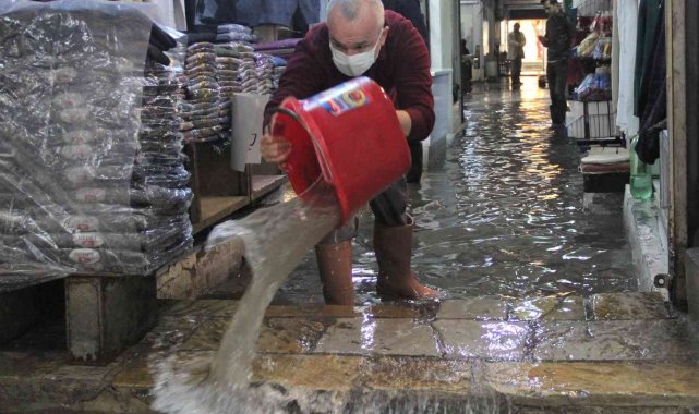 İzmir'de esnafın yağmur suyu çilesi