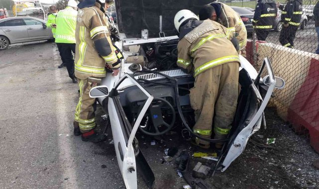 İzmir'de feci kaza: Otomobil ikiye bölündü, 4 kişi yaralandı