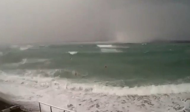 İzmir'de hortum böyle geldi, faciadan dönüldü