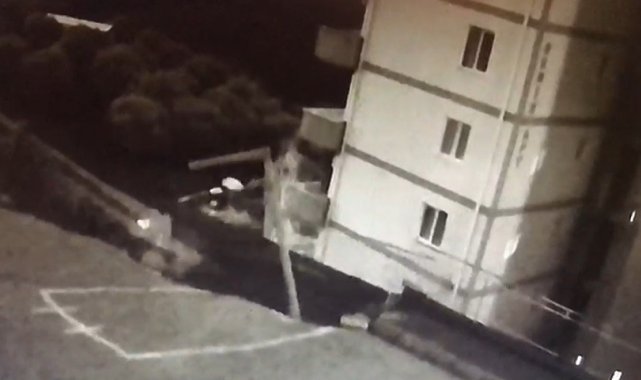 İzmir'de istinat duvarı apartmanın üzerine böyle yıkıldı: 88 daire boşaltılmıştı