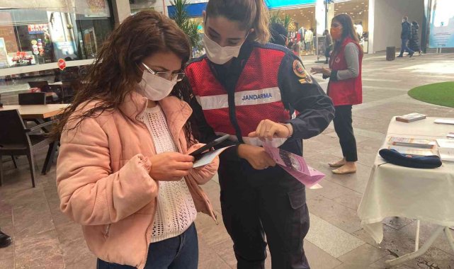 İzmir'de jandarma ekipleri kadınlara KADES uygulamasını anlattı