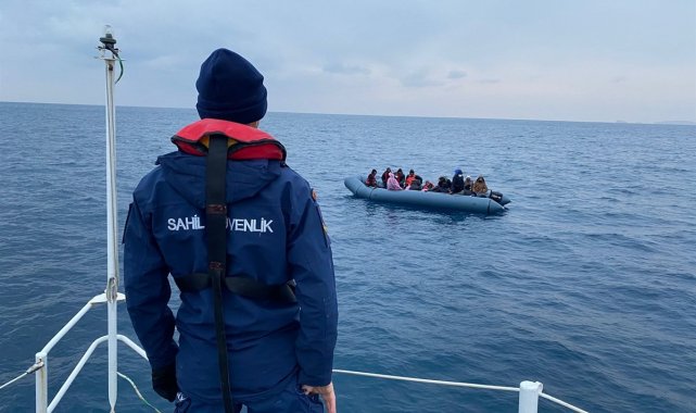 İzmir'de motoru arızalanan lastik bottaki 22 göçmen kurtarıldı