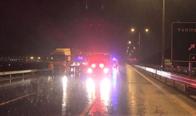 İzmir'de otomobil tırın dorsesine çarptı: 1 ölü