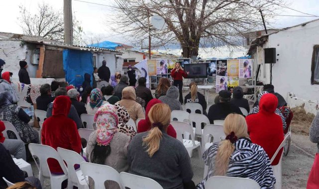 İzmir'de Roman vatandaşlara "En İyi Narkotik Polisi Anne" eğitimi verildi