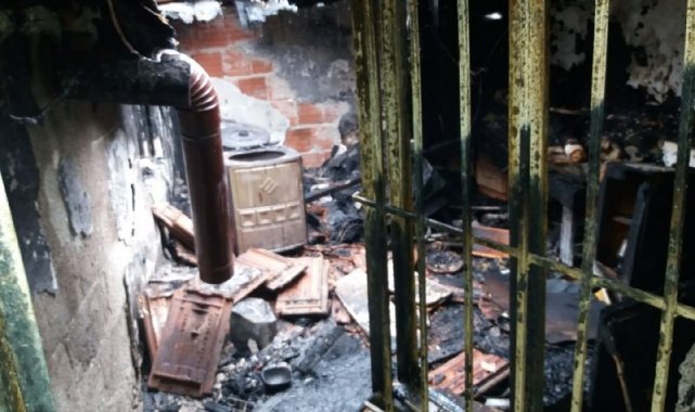 İzmir'de yangında dumandan etkilenen kişi hayatını kaybetti