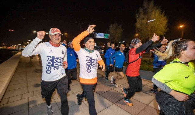 İzmirliler en uzun gecede koştu