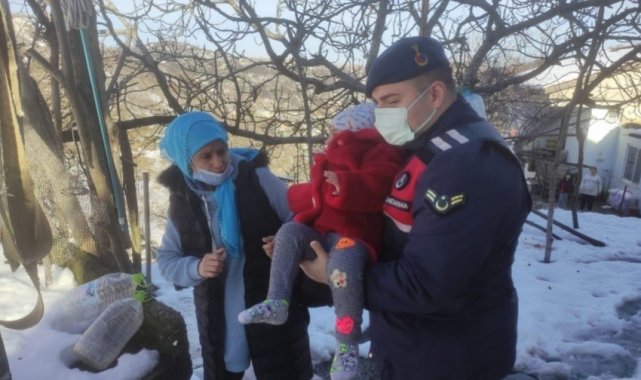 Jandarma ekipleri hastalanan çocuğun imdadına yetişti