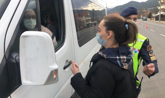 Jandarma ekipleri, sürücüleri denetlemek için minibüste yolcu gibi davrandı