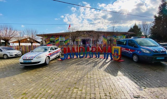 Jandarma ekiplerinden miniklere ziyaret