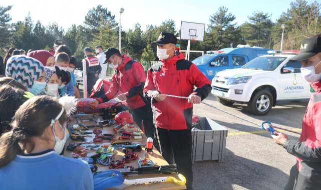 Jandarma, köy okullarını gezerek meslek tanıtımı yapıyor
