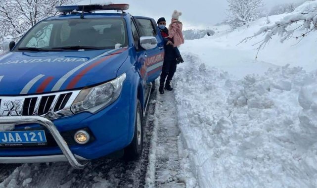 Jandarma köyde mahsur kalan 5 yaşındaki Meryem'i hastaneye ulaştırdı