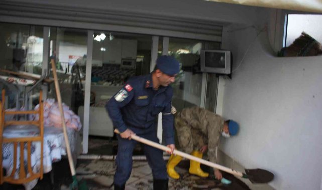 Jandarma mağdur vatandaşların evlerini temizledi