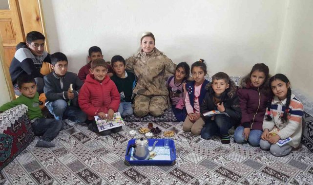 Jandarma minik yüreklere dokundu