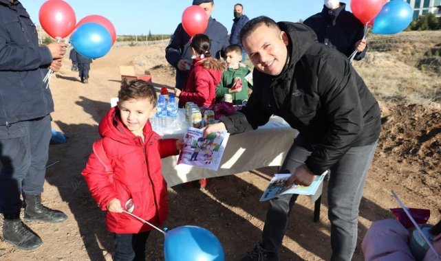 Jandarma önce aileleriyle fidan dikti, sonra çocuklarla uçurtma uçurdu
