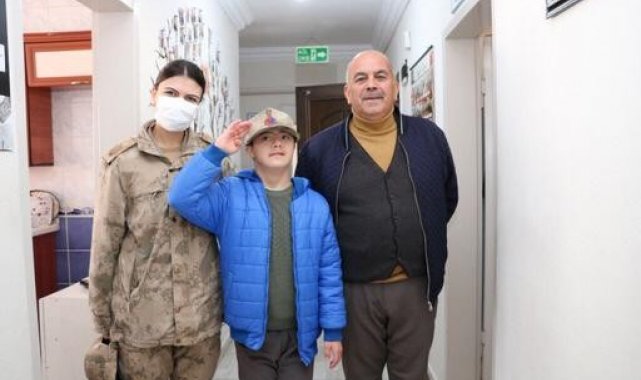 Jandarma özel çocukları ziyaret edip hediyeler verdi