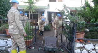 JANDARMA VATANDAŞLARIN EVLERİNİ TEMİZLEDİ