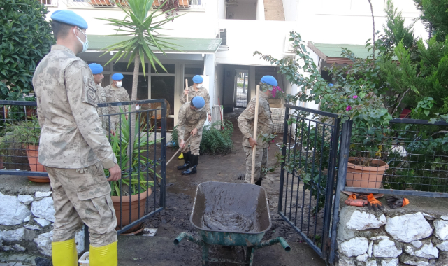 JANDARMA VATANDAŞLARIN EVLERİNİ TEMİZLEDİ