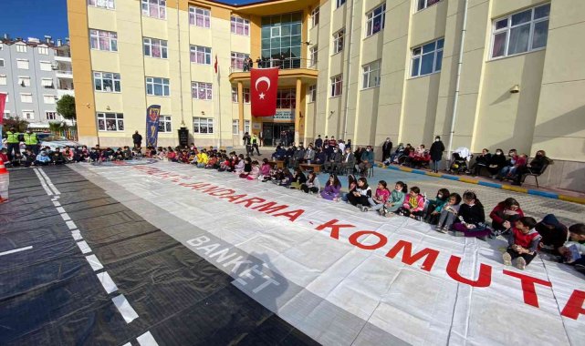 Jandarma ve Finike Kaymakamı ilkokul öğrencileriyle kitap okudu