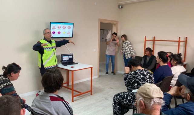 Jandarmadan bakıma muhtaç vatandaşlara trafik bilgilendirmesi