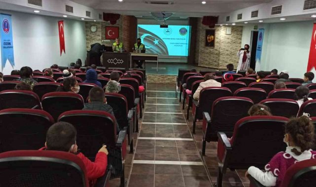 Jandarmadan ilkokul öğrencilerine trafik semineri