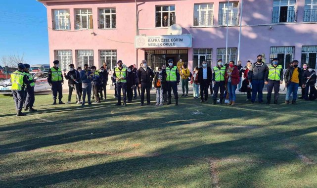 Jandarmadan özel öğrencilere gül