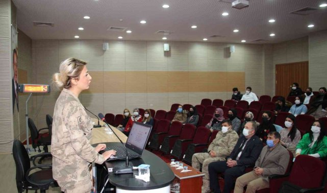 Jandarmadan Üniversite öğrencilerine KADES semineri