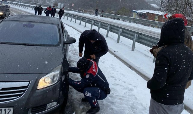 Jandarmadan yolda kalan vatandaşlara yardım eli