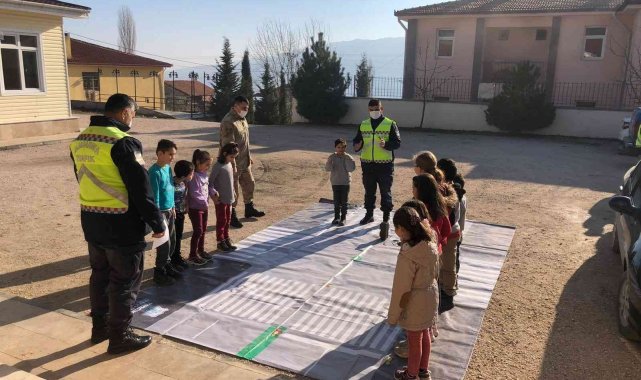 Jandarmalardan oyun oynar gibi trafik eğitimi aldılar