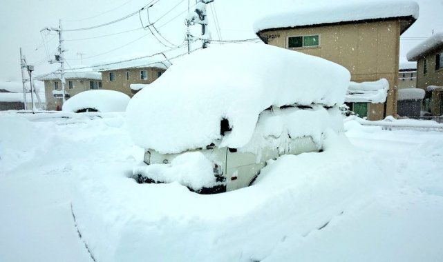 Japonya&#039;da şiddetli kar yağışı hayatı olumsuz etkiledi