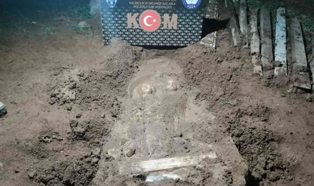 Kabartmalı mezar stelini çıkarmaya çalışırken yakalandılar