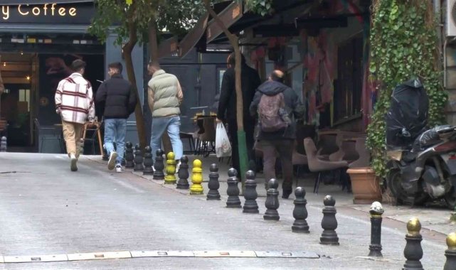 Kadıköy'de 'Ben Superman'im' diyen adam kafedeki masanın üzerine uçtu