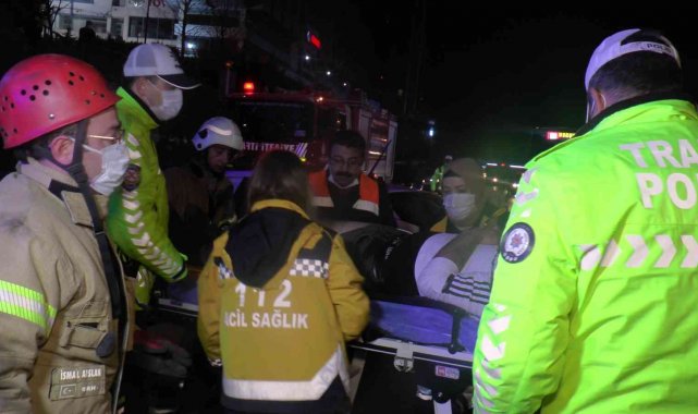 Kadıköy'de ehliyetsiz ve alkollü sürücü yolcu alan otobüse çarptı: 1 yaralı